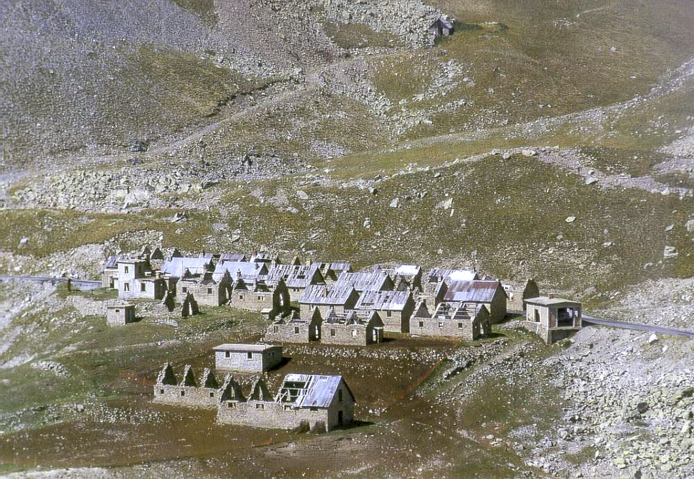 Ligne Maginot - FOURCHES - (Casernement) - Vue depuis le Blockhaus des Fourches.