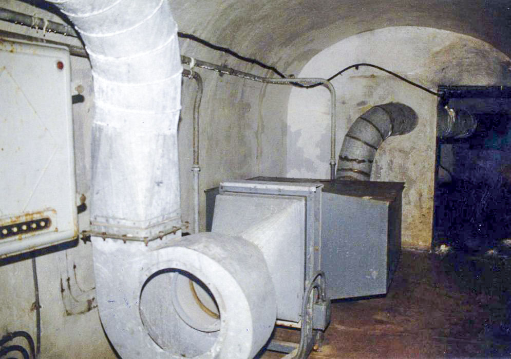 Ligne Maginot - GRANGES COMMUNES - (Ouvrage d'infanterie) - Systéme principal de ventilation de l'ouvrage.
Il est doté d'un échangeur alimenté  par l'eau de refroidissement des moteurs ainsi que de resistances électriques pour le réchauffage de l'air