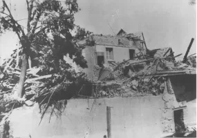 Ligne Maginot - PONT DE L'ILL - (DMP - Dispositif de Mine Permanent) - Le restaurant A la truite soufflé par l'explosion du DMP
Photo prise après le départ des troupes françaises
