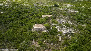 Ligne Maginot - MONTE CORBU 1 - (Blockhaus pour arme infanterie) - Le blockhaus avec l'abri derrière lui