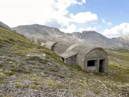 Ligne Maginot - COL DE JALLORGUES - (Casernement) - Abri 6
Les 'tôles métro' sont recouvertes par une bonne épaisseur de béton. 