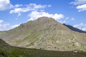 Ligne Maginot - CHENAILLET - (Ouvrage d'infanterie) - Le Chenaillet vu depuis le Gondran E.
L'ouvrage est au tout au sommet de cette montagne d'origine volcanique.