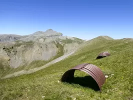 Ligne Maginot - MONTAGNE HAUTE - (Abri) - Les deux abris avec au fond le Mont Mounier