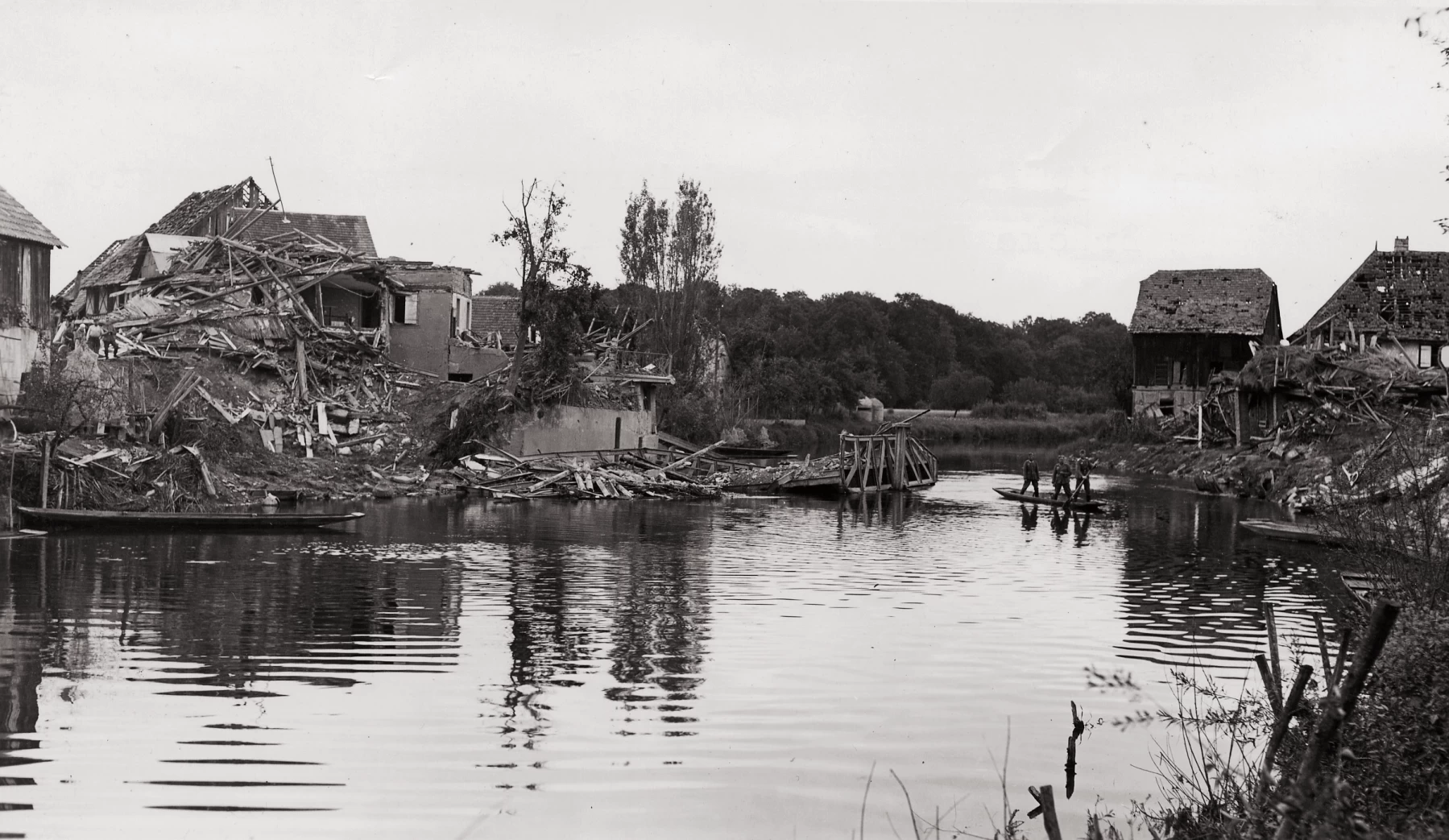 Ligne Maginot - PONT DE L'ILL - (DMP - Dispositif de Mine Permanent) - Vu du pont après destruction
Photo prise après le départ des troupes françaises
