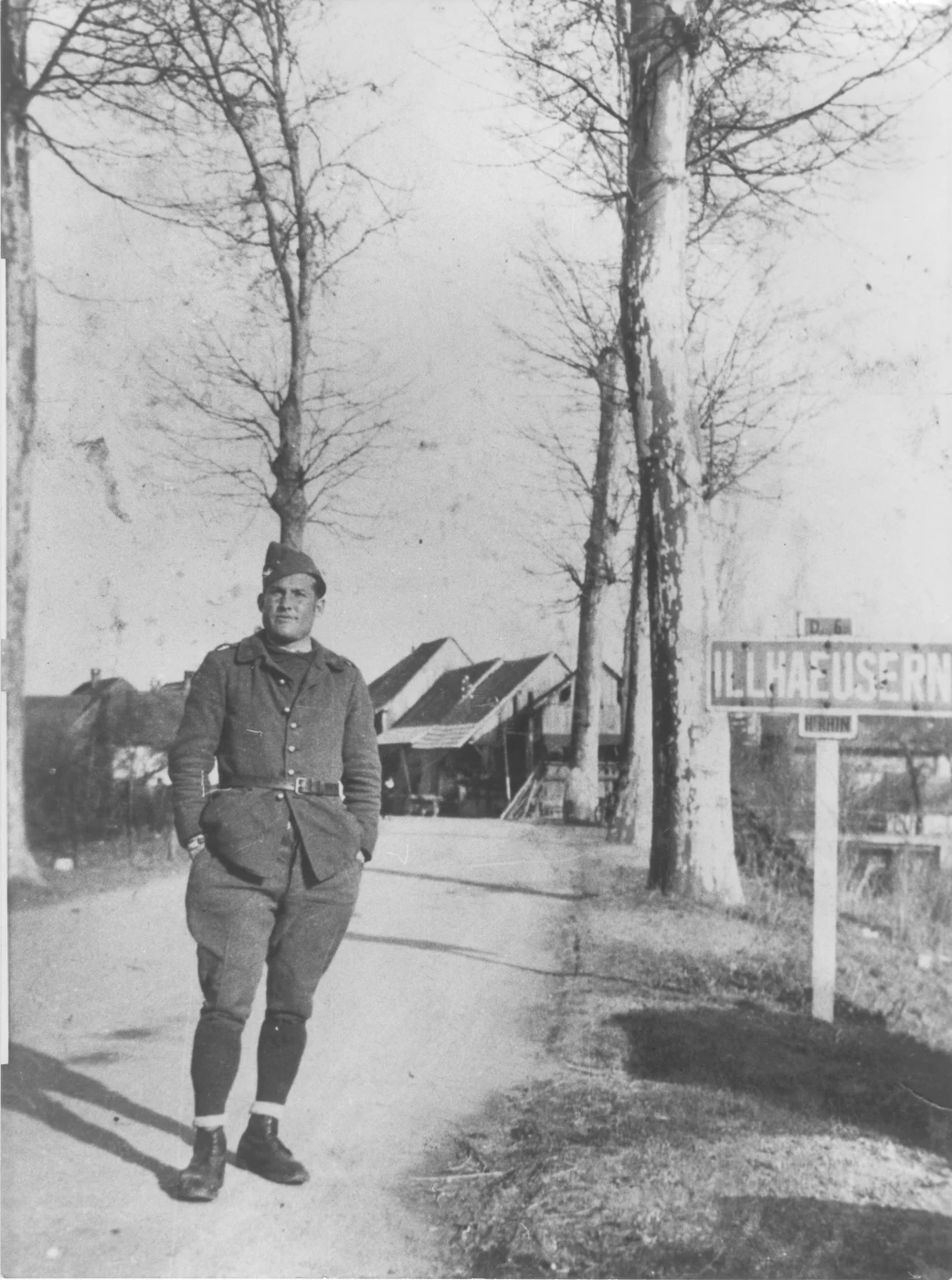 Ligne Maginot - 42° Régiment d'Infanterie de Forteresse (42° RIF) - Homme du 42° RIOF à l'entrée est de Illhaeusern
Photo prise après le départ des troupes 
