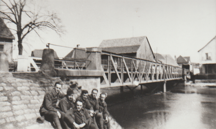 Ligne Maginot - 42° Régiment d'Infanterie de Forteresse (42° RIF) - Hommes du 42° RIF au niveau du pont sur l'Ill à Illhaeusern
Photo prise après le départ des troupes 
