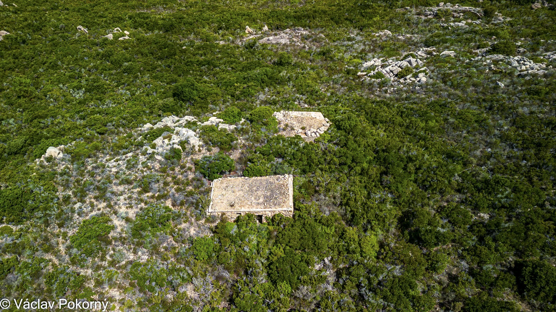 Ligne Maginot - MONTE CORBU 1 et 2 - Devant se trouve l'abri, derrière lui le blockhaus