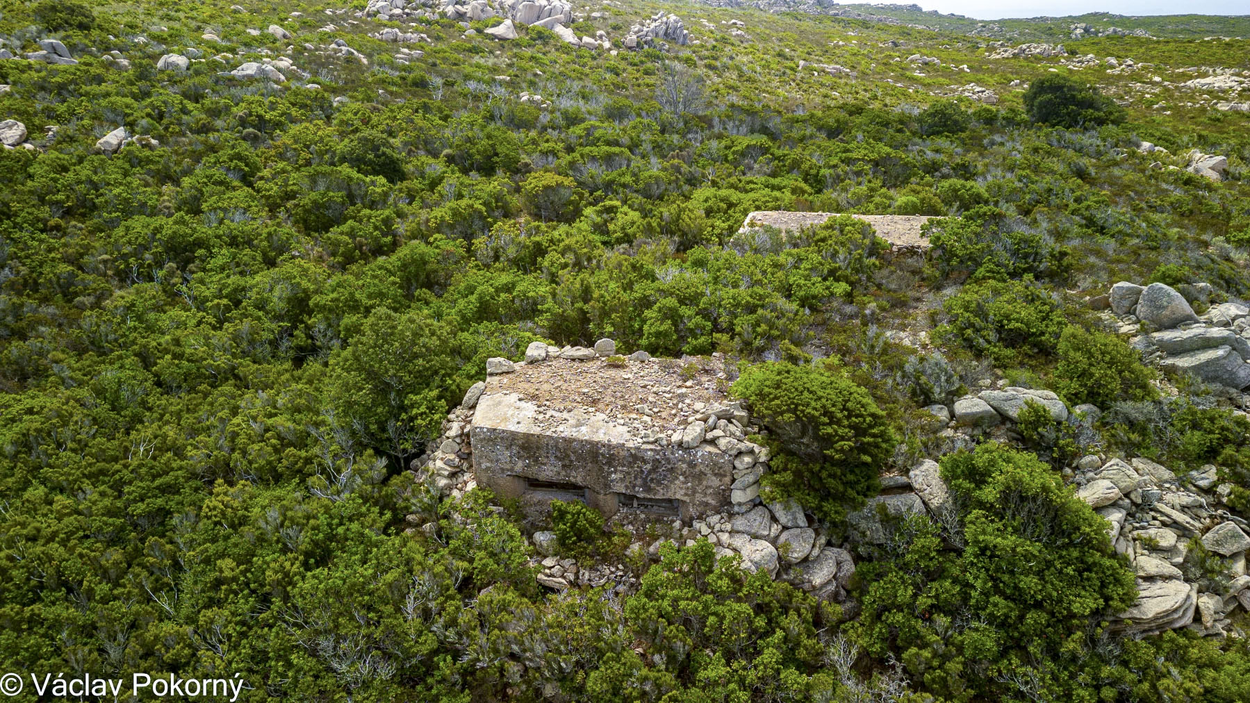 Ligne Maginot - MONTE CORBU 1 - (Blockhaus pour arme infanterie) - Le blockhaus avec l'abri derrière lui