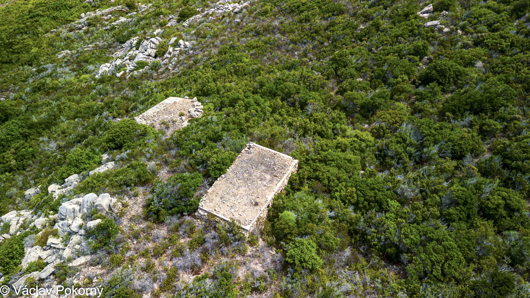 Ligne Maginot - MONTE CORBU 1 et 2 - Devant se trouve l'abri, derrière lui le blockhaus