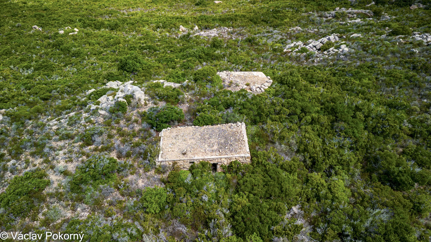 Ligne Maginot - MONTE CORBU 2 (Abri) - Devant se trouve l'abri, derrière lui le blockhaus