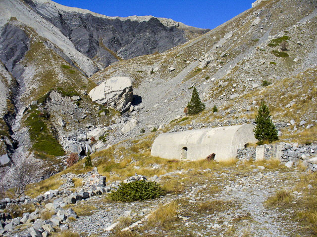 Ligne Maginot - COL DE CROUS (ABRIS ALPINS) - (Abri) - Sur le rocher a été peint à l'époque un immense croissant (27° Régiment Tirailleurs Algériens).
Le col et l'ouvrage se trouvent  dans l'échancrure à droite