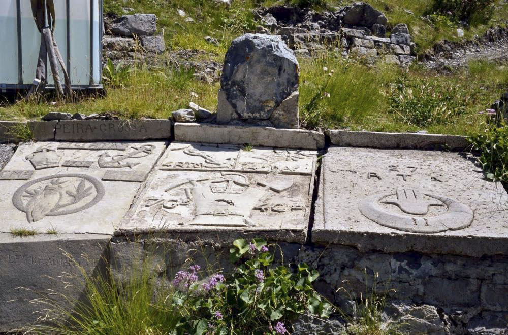 Ligne Maginot - COL DE CROUS (ABRIS ALPINS) - (Abri) - Gravures érigées par les unités ayant construit le camp et l'ouvrage du Col de Crous
7° Génie - 27° RTA