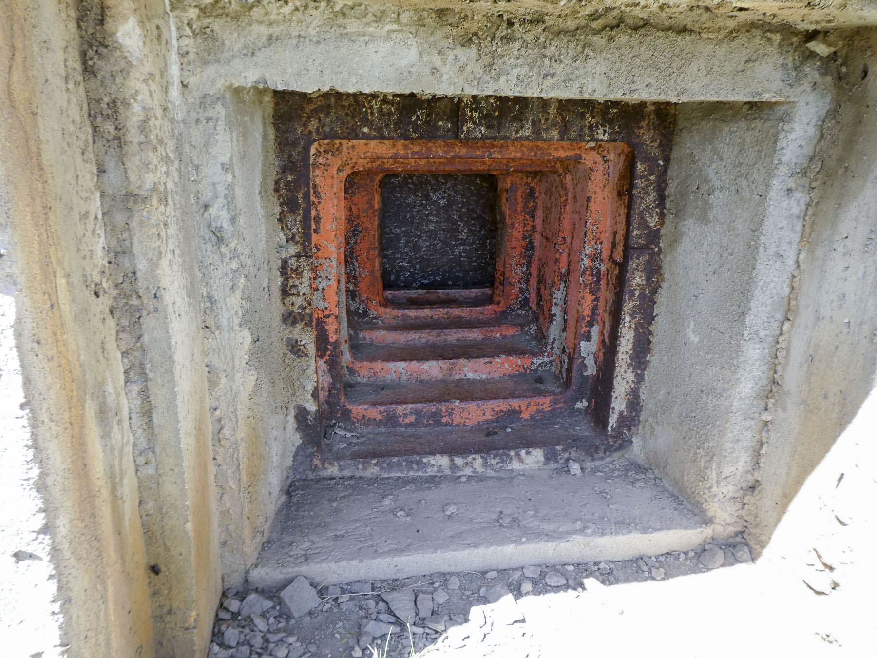 Ligne Maginot - COL DE BUFFERE - (Ouvrage d'infanterie) - Bloc 2
Trémie type n°3 en trois éléments