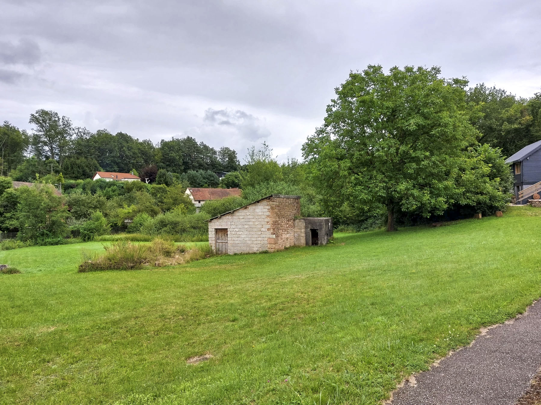 Ligne Maginot - NEUDOERFEL 2 - (Blockhaus pour arme infanterie) - Le blockhaus aujourd'hui accolé à une remise