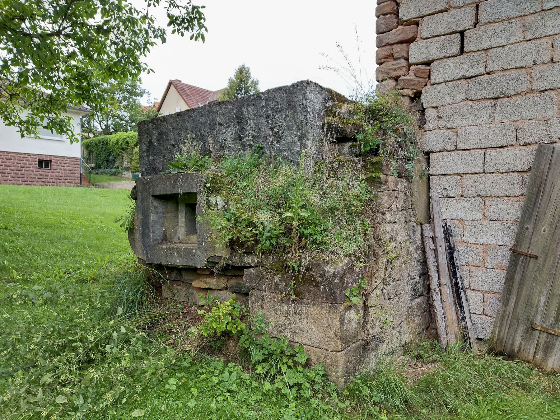 Ligne Maginot - NEUDOERFEL 2 - (Blockhaus pour arme infanterie) - Le mur du bâtiment d'origine camouflant le blockhaus est bien visible sur la façade nord-est. Le créneau latéral est masqué par l'actuel bâtiment 