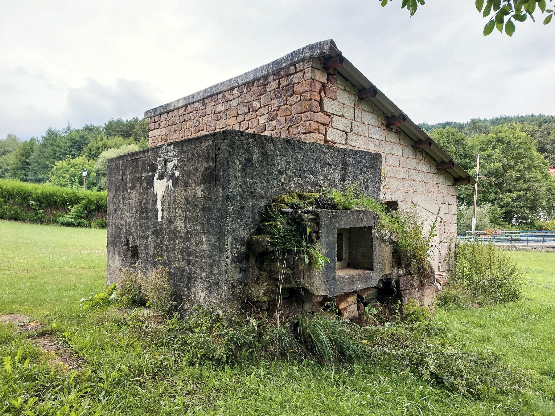 Ligne Maginot - NEUDOERFEL 2 - (Blockhaus pour arme infanterie) - Le créneau frontal qui était également intégré dans le bâtiment d'origine