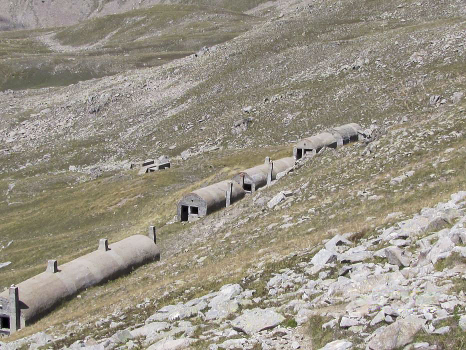 Ligne Maginot - COL DE JALLORGUES - (Casernement) - Abris Alpin avec derrière les latrines