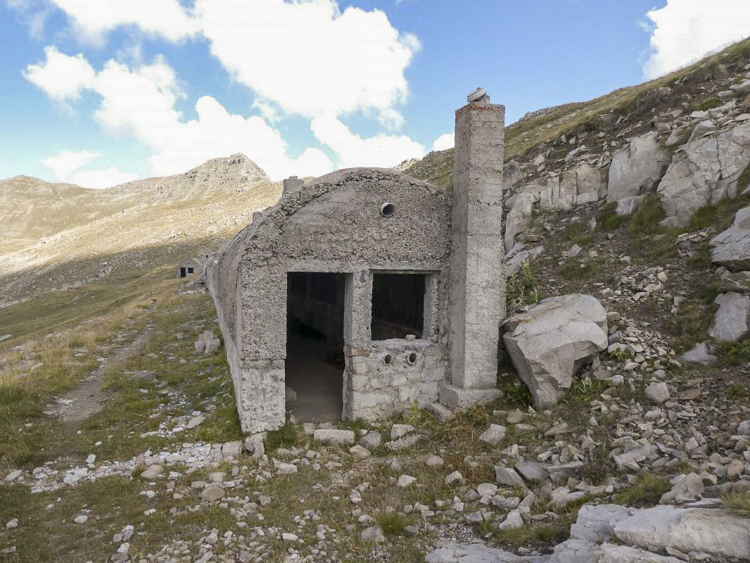 Ligne Maginot - COL DE JALLORGUES - (Casernement) - Abri 1