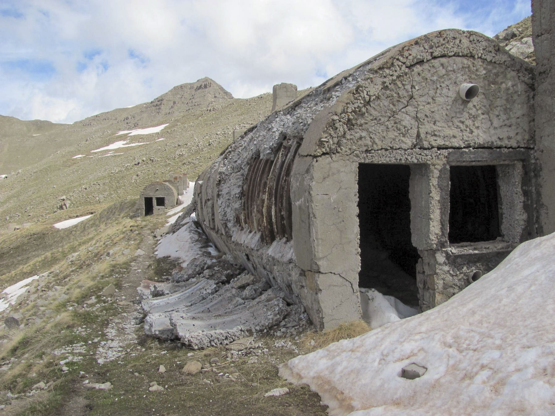 Ligne Maginot - COL DE JALLORGUES - (Casernement) - Abri 2
Le poids du béton sur les tôles métro ajouté au poids de la neige en hiver et à la mauvaise qualité du béton du soubassement risque d’avoir raison de cet abri.