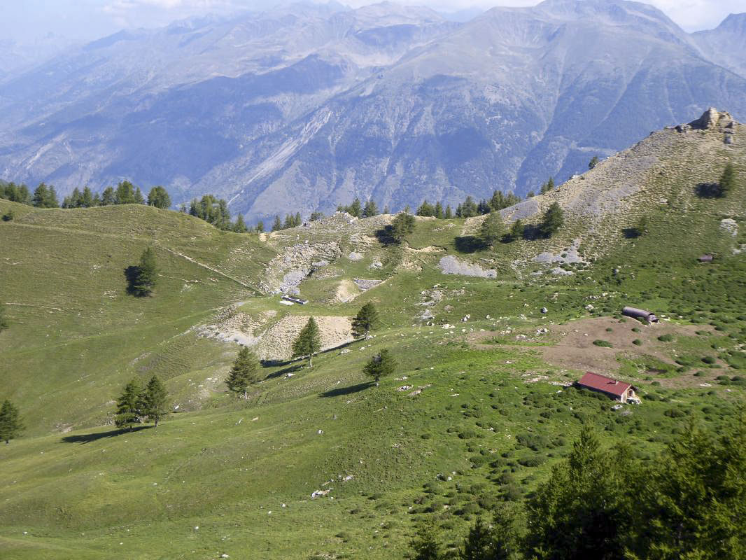 Ligne Maginot - COL DE LA VALETTE (V) - (Ouvrage d'infanterie) - L'ouvrage se situe au milieu, sous la crête.
On peut distinguer les déblais du chantier