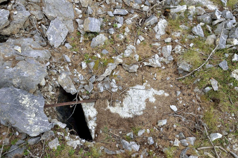 Ligne Maginot - COL DE LA VALETTE (V) - (Ouvrage d'infanterie) - Côté est, nettement plus bas que l'entrée ouest, une dalle qui ferme en partie un puits profond