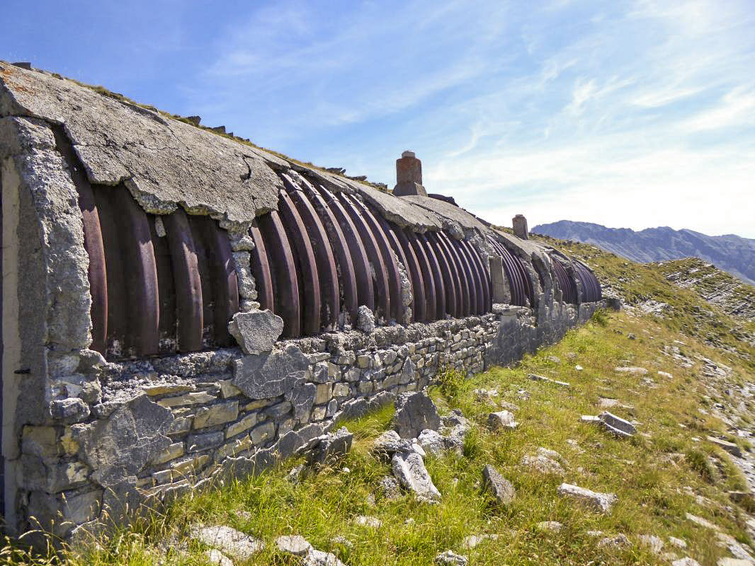 Ligne Maginot - COL de PAL Nord (Abri) - Casernement du col de Pal Nord en 'tôles métro' recouvertes d'une moindre épaisseur de béton qui n'a pas résisté au temps.