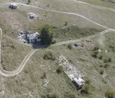 Ligne Maginot - LARCHE (L) - (Ouvrage d'infanterie) - L'entrée, bloc 6 et bloc 4
La cuve pour mortier à droite du casernement