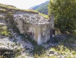 Ligne Maginot - LARCHE (L) - (Ouvrage d'infanterie) - Bloc 1
A gauche du bloc, une niche en tôle métro.