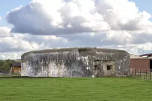 Ligne Maginot - A107 - CROIX-MOREL - (Blockhaus lourd type STG / STG-FCR - Double) - Façade avant et créneaux flanquant vers l'ouest