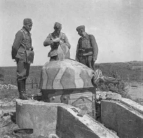 Ligne Maginot - Tourelle démontable pour mitrailleuse mle 35/37 - Une tourelle en place dans sa cuve bétonnée. Le montage fait ne respecte pas la notice officielle