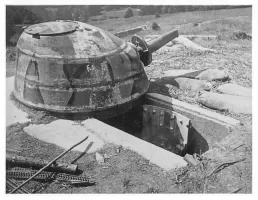 Ligne Maginot - Tourelle démontable pour mitrailleuse mle 35/37 - Une tourelle en place dans sa cuve bétonnée. Noter le boyau d’accès