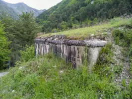 Ligne Maginot - O35 - CHAPELLE SAINT SAUVEUR - (Blockhaus pour arme infanterie) - Un merlon de terre a été mis en place sur l'entrée, seul le créneau reste visible