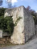 Ligne Maginot - O36 - ROQUEBILIERE (Casemate d'infanterie) - La casemate a été complètement 'coupée' pour laisser passer la route