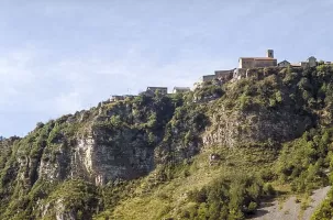 Ligne Maginot - O37 - VENANSON (Casemate d'infanterie) - Vue d'ensemble, avec la casemate accrochée à la falaise