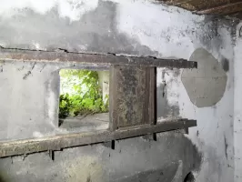 Ligne Maginot - OBSERVATOIRE EST DES CERISIERS - (Blockhaus pour arme infanterie) - Rail et plaque d'obturation du créneau