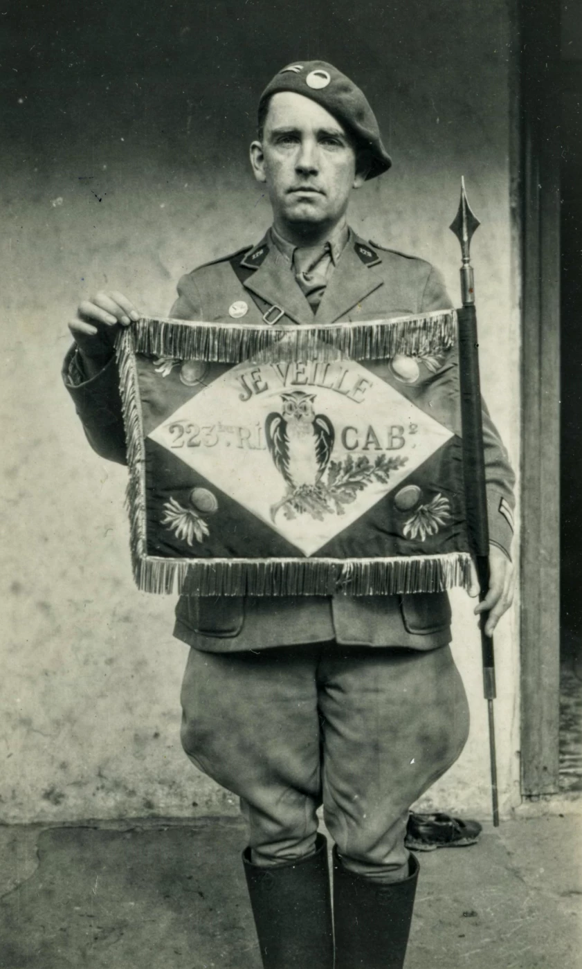 Ligne Maginot - 223° Régiment d'Infanterie - Un fanion du 223°  Régiment d'infanterie ténu par un officier du 172° RIF.
Photo étonnante, le 223° RI était rattaché à la 70° DI qui couvrait le SFH, secteur voisin du SFBR ou était affecté le 172° RIF