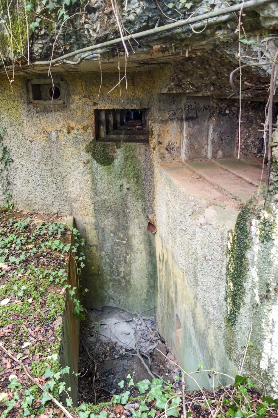 Ligne Maginot - 129 - L'EPINETTE - (Blockhaus pour canon) - Petit fossé diamant au pied du créneau principal.
Noter les restes de la peinture de camouflage.