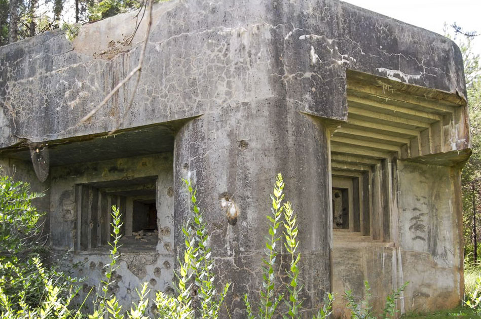 Ligne Maginot - O39 - La BOLLINETTE (Casemate d'infanterie) - Le créneau FM à droite, le créneau mitrailleuse à gauche