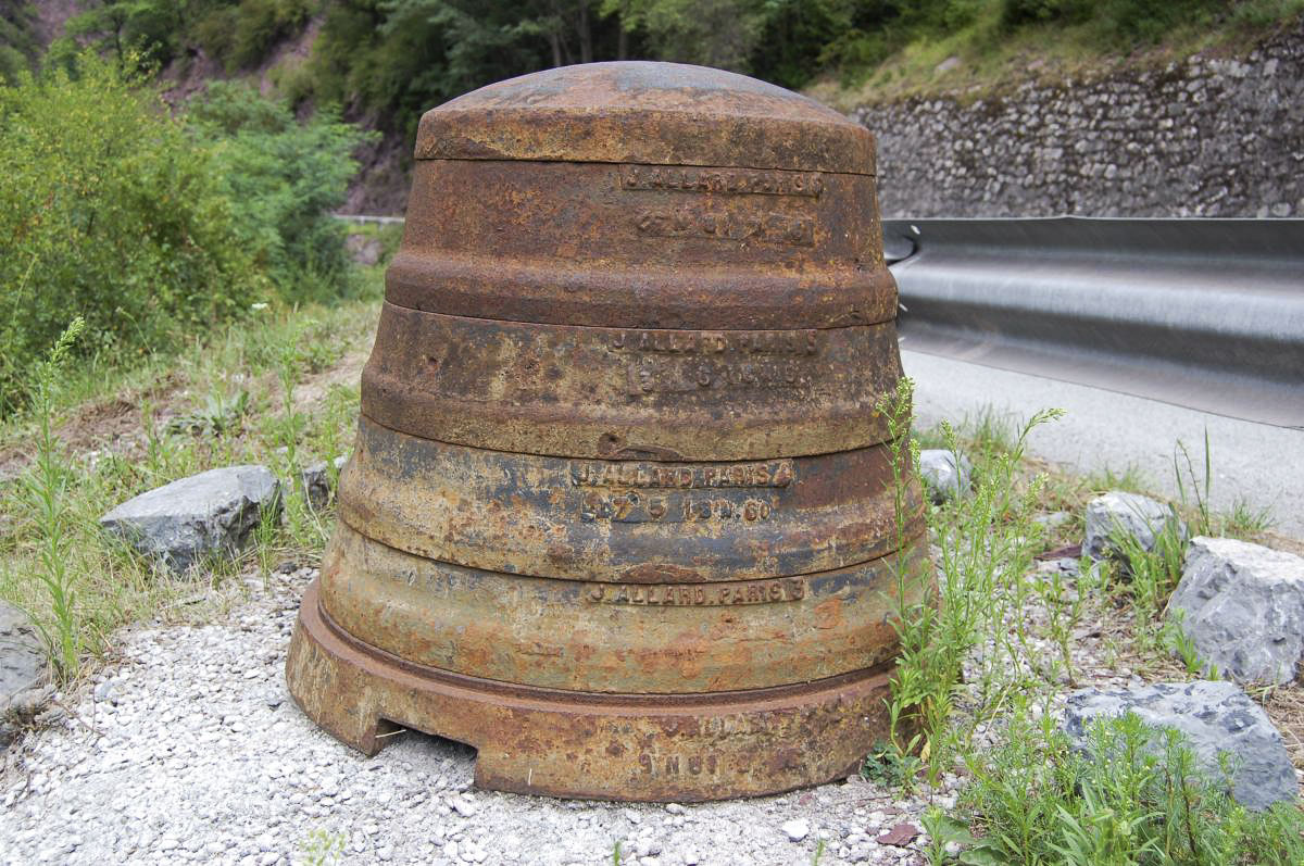 Ligne Maginot - FRESSINEA (Poste) - (Casernement) - Cloche observatoire STG par éléments
Cette cloche était destinée à l'observatoire Roure-Le Tiècs