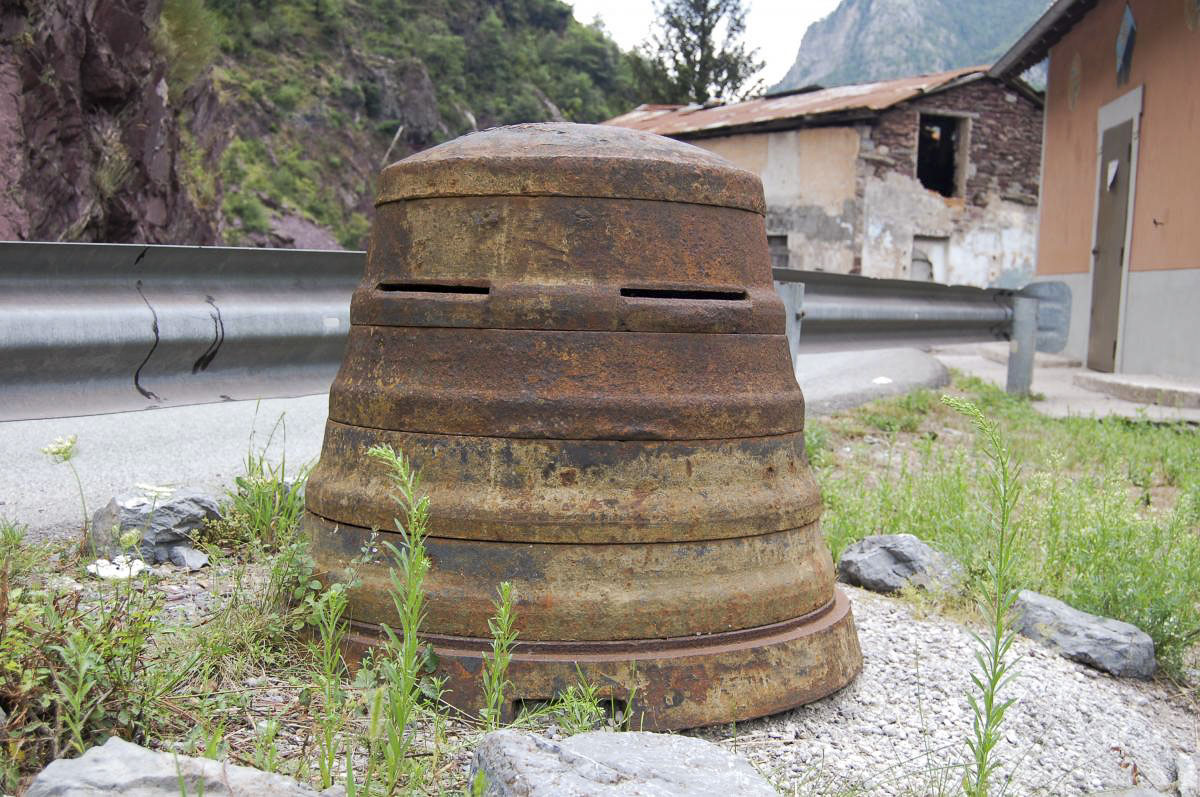 Ligne Maginot - FRESSINEA (POSTE) - (Casernement) - Cloche observatoire STG par éléments
Cette cloche était destinée à l'observatoire Roure-Le Tiècs