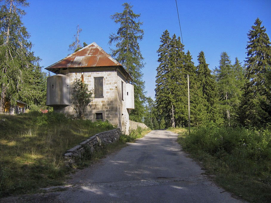 Ligne Maginot - GRANGES DE LA BRASQUE - CAMP DU TOURNAIRET - (Casernement) - Le bâtiment défensif