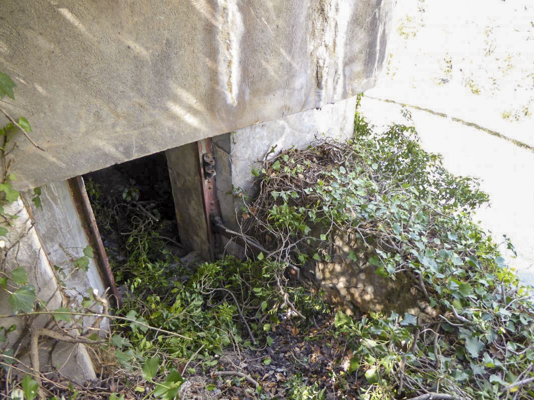 Ligne Maginot - O36 - ROQUEBILIERE (Casemate d'infanterie) - L'entrée, la porte a disparue