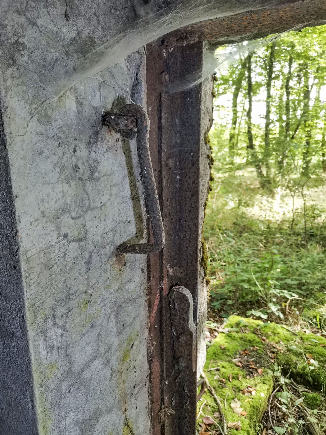 Ligne Maginot - QUATERBRUNNEN - (Blockhaus pour arme infanterie) - Crochet se trouvant derrière la porte d'entrée du bloc 