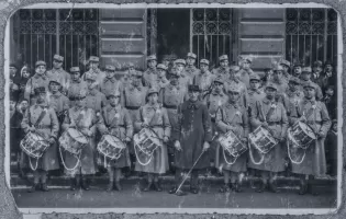 Ligne Maginot - 168° Régiment d'Infanterie de Forteresse (168° RIF) - La musique du 168° RIF devant l'hotel de ville à Longuyon