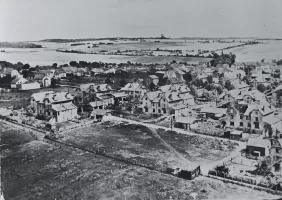 Ligne Maginot - TETING CITé - (Cité Cadres) - Cite des officiers de Téting, photo non datée.
On remarque des dégâts sur la toiture de l'un des batiments.