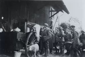 Ligne Maginot - 171° Régiment d'Infanterie de Forteresse (171° RIF) - hommes du III/171 à la popote de l'une des fermes du quartier Neuhaeuser à Muespach-le-Bas (aujourd'hui rues de la Montagne et de la Vieille Route)