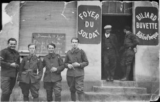 Ligne Maginot - 168° Régiment d'Infanterie de Forteresse (168° RIF) - Hommes du 168 RIF devant le foyer du soldat
Date non précisée