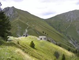 Ligne Maginot - BAISSE DE SAINT VERAN - (Ouvrage d'infanterie) - Vue d'ensemble du site de l'ouvrage
Le bloc 2 et des abris en tôle métro