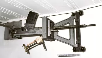 Ligne Maginot - Mitrailleuse Hotchkiss calibre 13,2 mm modèle 1930 (HOTCHKISS 13,2 / 1930) - La mitrailleuse montée sur volet de démasquage
Casemate d
