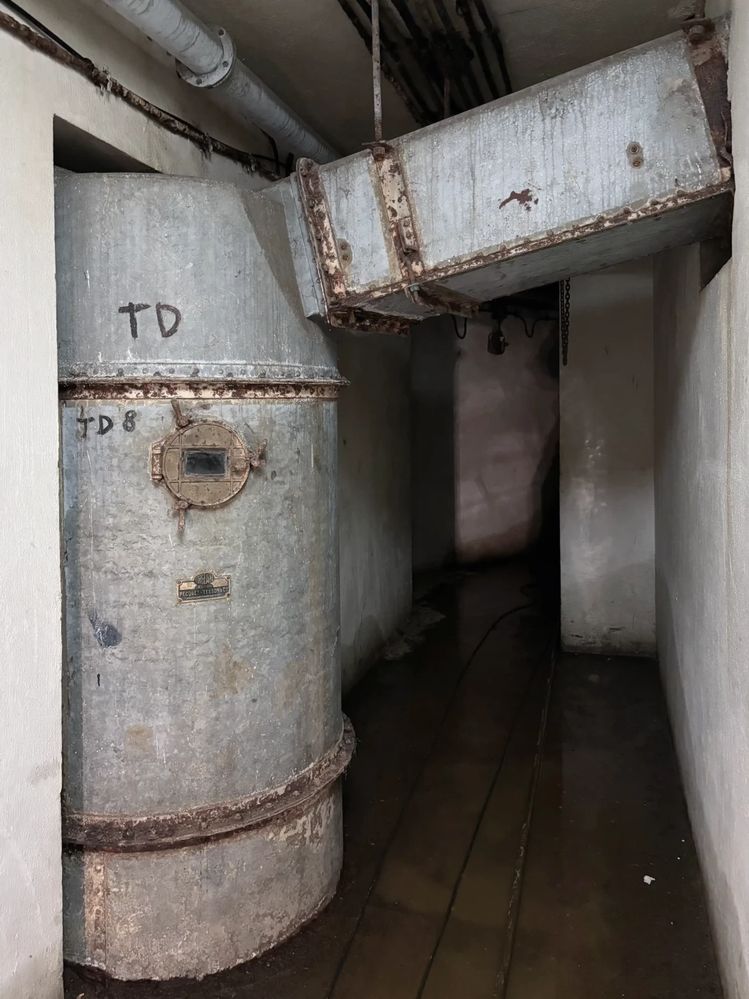 Ligne Maginot - Système d'évacuation des douilles pour blocs d'artillerie - Transporteur à rouleaux et caisson de tête du toboggan à douilles
Système Pecquet Tesson